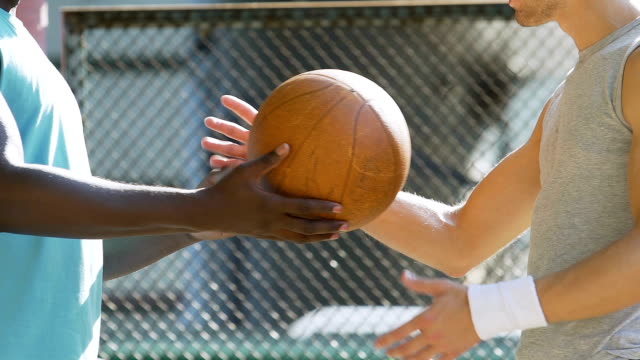 Zwei-energetische-Männer-diskutieren-über-Basketball-Spiel-Strategie-und-Regeln-beim-training