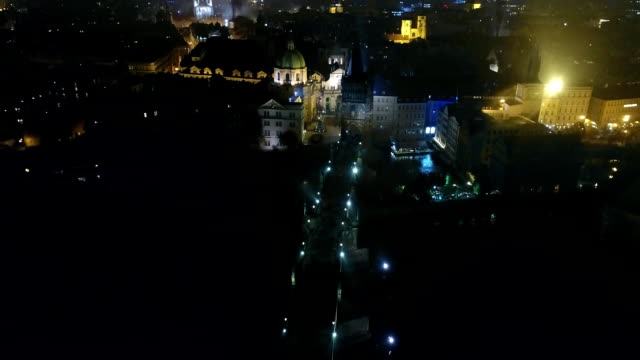 Panorama-de-la-noche-de-Praga,-vista-panorámica-desde-el-aire-a-la-vieja-plaza,-luces-de-la-ciudad-de-noche,-Praga