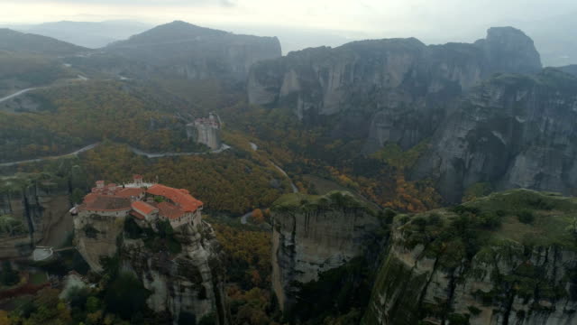 Vista-aérea-del-paisaje-rocoso-Meteora-y-los-monasterios-en-Grecia
