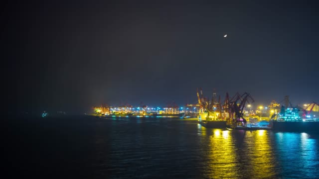 Nacht-beleuchtete-Shenzhen-Stadt-arbeiten-Port-industrielle-Bay-Krane-Panorama-4k-Zeit-verfallen-China