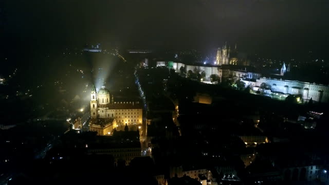 Nacht-Panorama-von-Prag,-Blick-aus-der-Luft-St.-Vitus-Cathedral-in-Prag,-Lichter-der-Nacht-Stadt,-Prag
