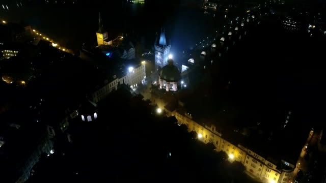 Noche-panorama-de-Praga,-panorámica-vista-desde-el-aire-a-Cathedral-de-Vitus-en-Praga,-luces-de-la-ciudad-de-noche,-Praga