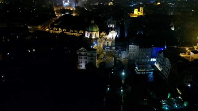 Panorama-de-la-noche-de-Praga,-vista-panorámica-desde-el-aire-de-la-ciudad-vieja-y-el-puente-de-Carlos,-luces-de-la-ciudad-de-noche
