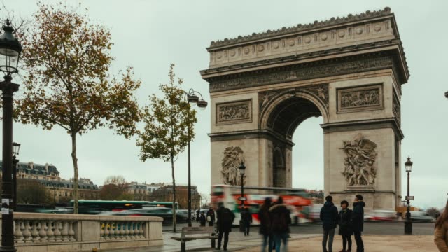 Lapso-de-tiempo-de-tráfico-de-la-calle-zoom-cerca-de-Arc-de-Triomphe-en-día-nublado-en-horas-de-punta-en-París,-Francia.