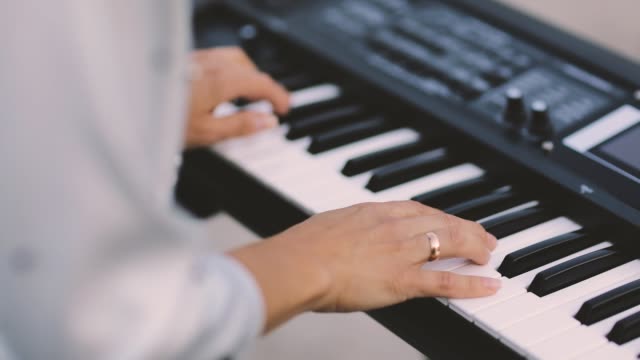 Frau-spielt-Klavier