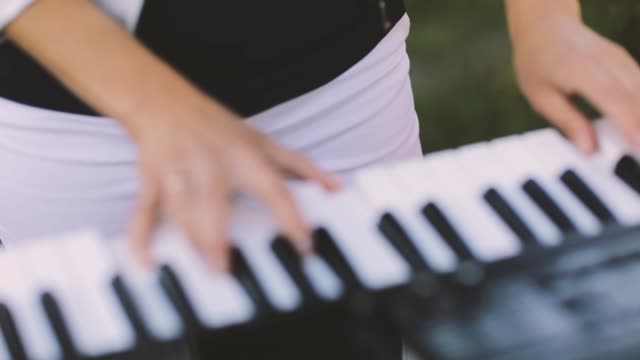 Frau-Hände-Klavierspiel