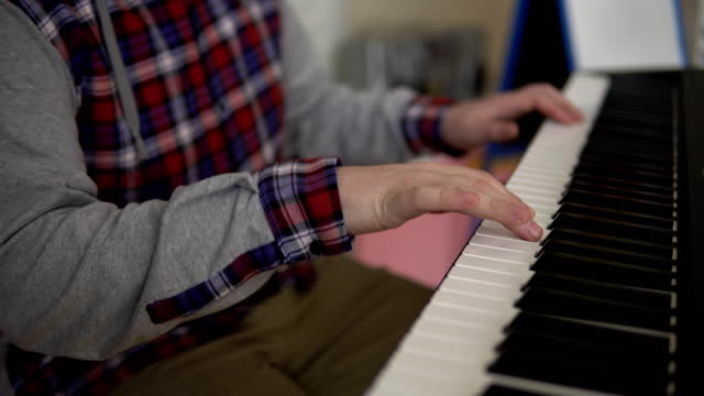 Hände-der-Männer-zu-spielen,-auf-dem-elektronischen-synthesizer