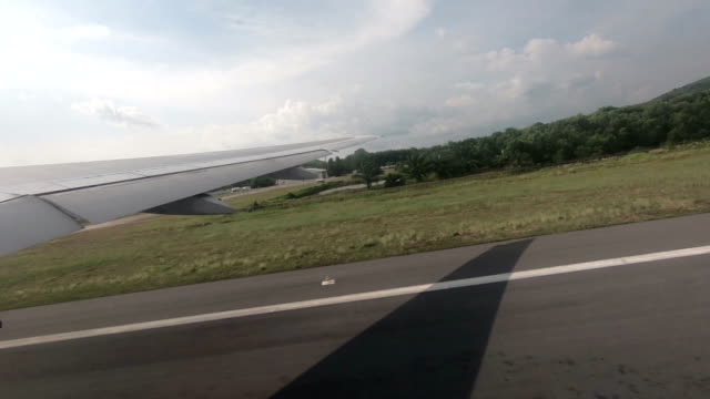 Aeroplano-del-pasajero-del-despegue-en-el-aeropuerto-de-Phuket