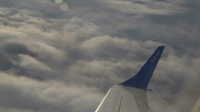 Volando-sobre-las-nubes-hermosas-en-el-cielo-de-la-mañana
