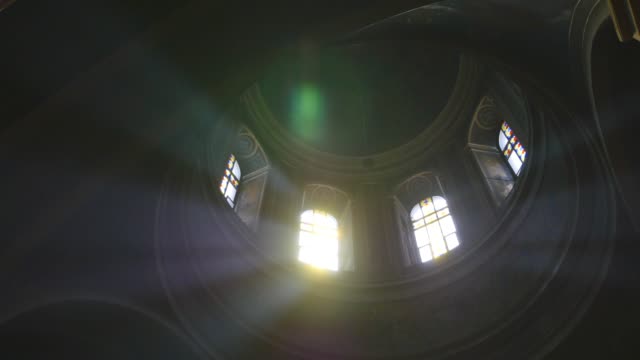 Sonne-dringt-Licht-durch-die-Glasfenster-der-Kirche
