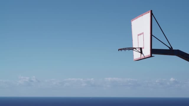 Canasta-de-baloncesto-sobre-fondo-de-cielo-azul