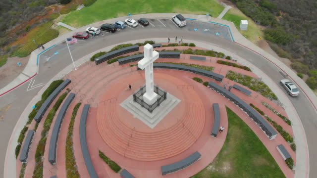 Static-Aerial-Drone-Shot-Overhead-the-Mt.-Soledad-Monument-in-San-Diego,-California