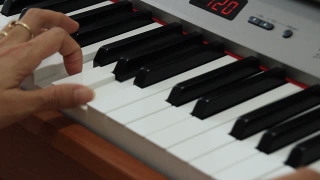 Das-Mädchen-spielt-Klavier