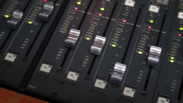 Digital-audio-mixer
