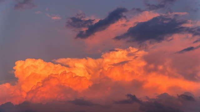 Zeit-Ablauf-bewegte-Wolke-Sonnenuntergang
