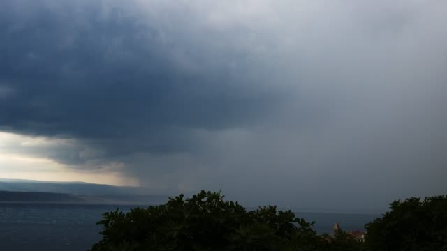 Gewitter-in-Kroatien-in-einem-Sommernachmittag