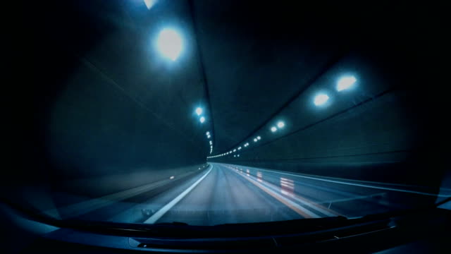 Geschwindigkeit-Bewegung-im-Straßentunnel