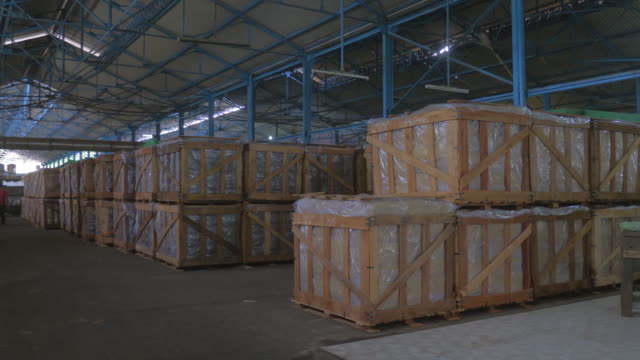 Kautschuk-Ziegel-gestapelt-in-Holzkisten-von-1200-kg-importiert-werden