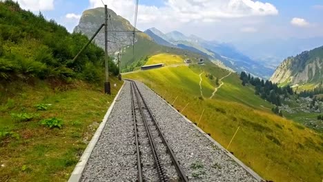 Montar-a-caballo-por-el-ferrocarril-de-cremallera-de-Rochers-de-Naye,-Suiza