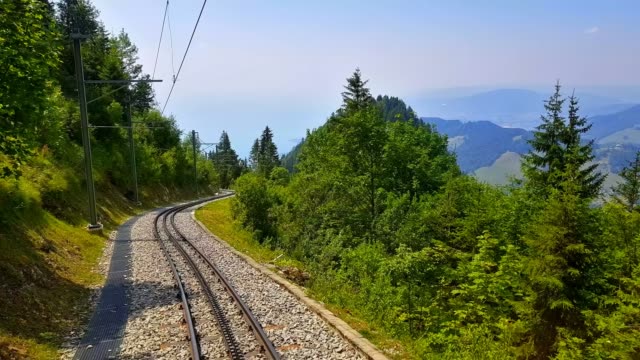 Reiten-die-Zahnrad-Bahn-zum-Rochers-de-Naye,-Schweiz