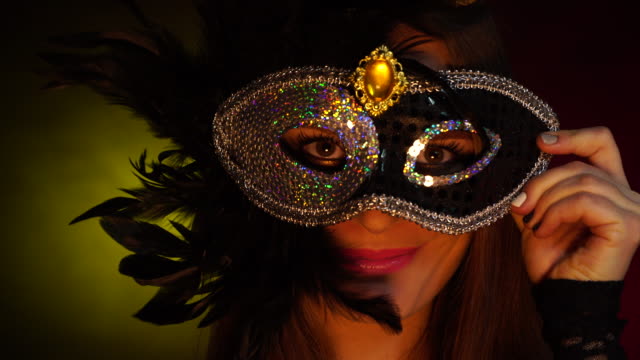 Rostro-de-mujer-con-máscara-de-carnaval-4K