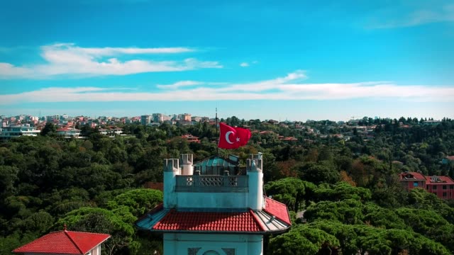Bandera-turca-en-Bósforo-Estambul-Turquía