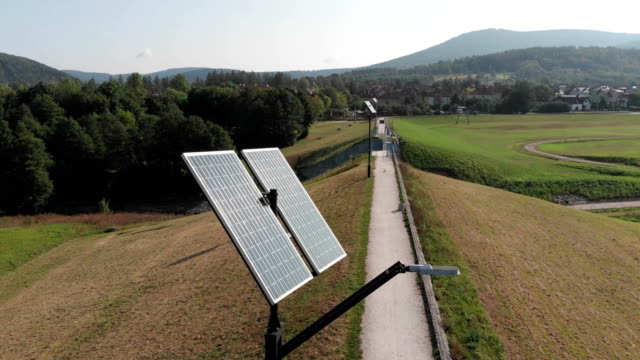 Grüne-Stromerzeugung-durch-Sonnenkollektoren.-Kamera-um-Sonnenkollektoren-langsam-drehenden