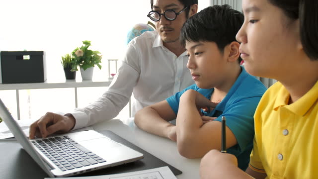 Tutor-de-niños-de-sala-de-clase-en-el-ordenador-portátil-con-el-profesor.-4K-lenta-niño-Asiático-de-aprendizaje-con-el-maestro-en-casa.