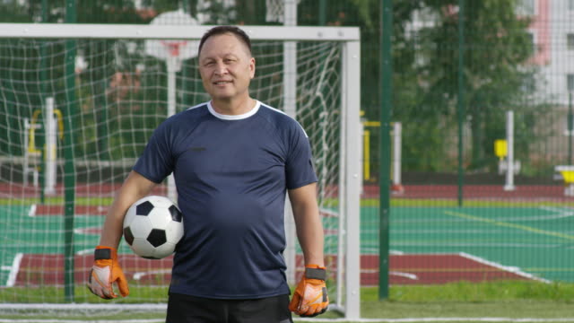 Porträt-von-aktiven-Senior-Mann-mit-Fußball