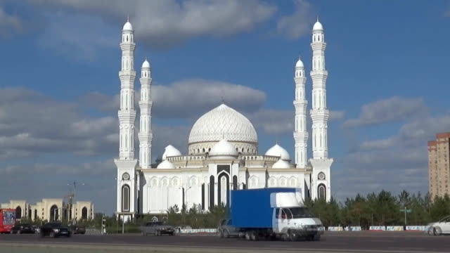 Mosque-and-cars,-Astana,-Kazakhstan