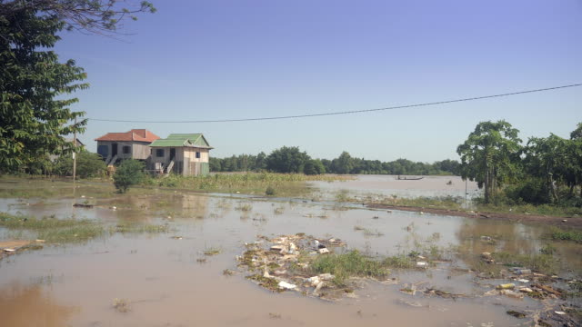 Überfluteten-Gebiet-und-Landhäuser-in-einer-Landschaft.
