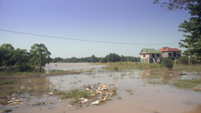 Inundado-el-campo-y-casas-rurales-en-una-zona-rural.