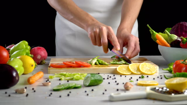 Chef-es-vegetales-de-corte-en-la-cocina,-cortar-el-pimiento-verde