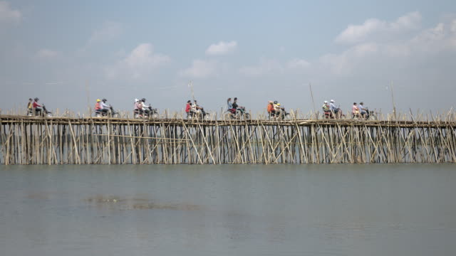 Stau-auf-der-Bambusbrücke-über-den-Mekong-Fluss;-Motorräder-und-Autos-überqueren-(Zeitraffer)