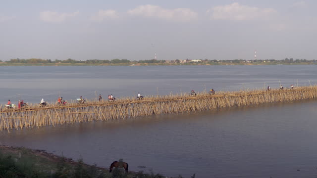 Stau-auf-der-Bambusbrücke-über-den-Mekong-Fluss;-Motorräder,-Autos-und-Menschen-zu-Fuß-überqueren-(Zeitraffer)