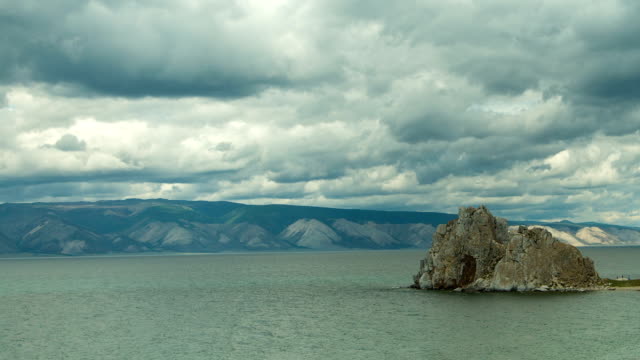 Schnell-bewegte-Wolken-über-dem-Baikalsee.-Zeitraffer