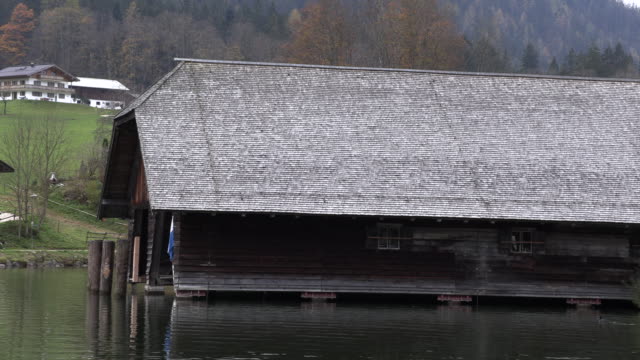 Holzhäuser-am-Wasser-in-Bayern