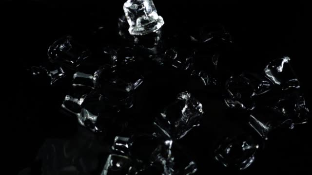 Fallen-von-Eiswürfeln-auf-einem-schwarzen-Hintergrund.-Slow-Motion.