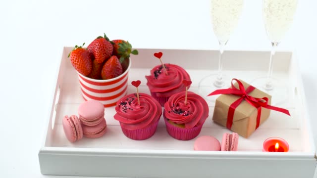rote-Süßigkeiten-und-Champagner-in-St.-Valentinstag