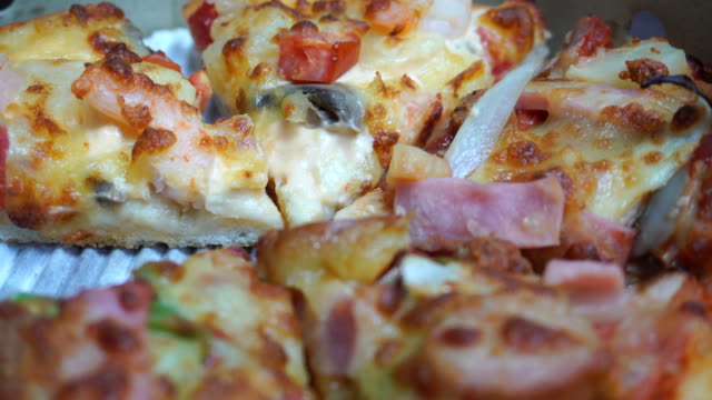 Meeresfrüchte-Pizza-auf-Lieferbox