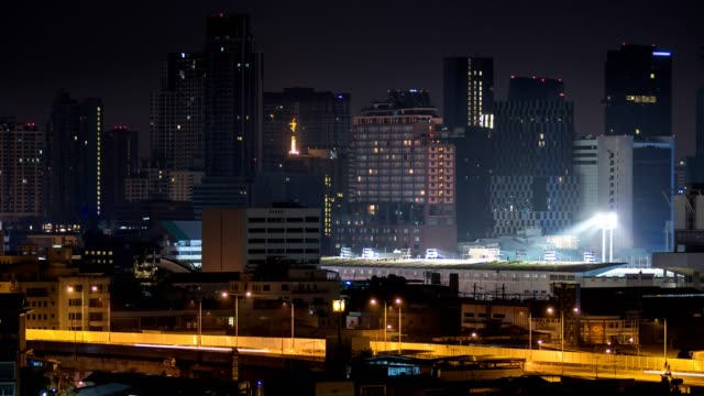 Movimiento-de-lapso-de-tiempo-de-auto-pistas-en-camino-con-modernos-rascacielos-de-Bangkok-por-la-noche.