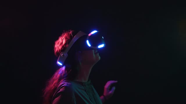 Junge-Frau-verängstigt-etwas-in-VR-Headset