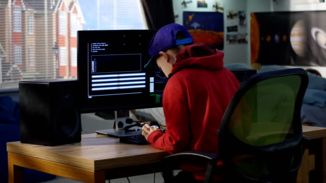 Programmierer-Boy-Codierung-auf-seinem-Computer