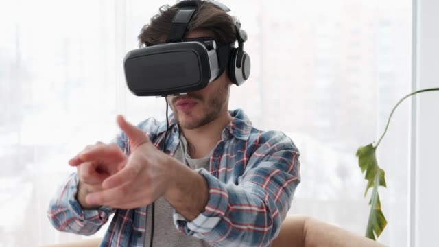 Hombre-usando-auriculares-VR-jugando-juego-de-Disparos