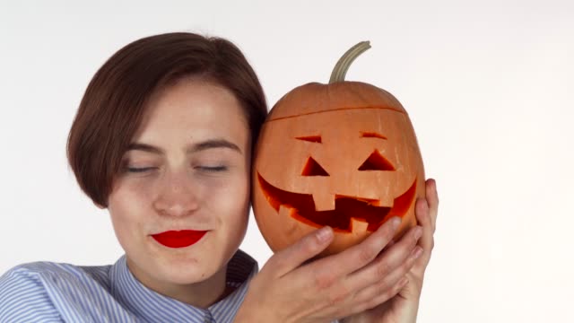 Hermosa-mujer-abrazándose-con-Halloween-tallado-Jack-calabaza