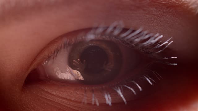 Digitale-Animation-Schießen-von-grünlichen-Auge-mit-weißen-Mascara-mit-der-Reflexion-der-Person,-die-seine-Hände-ausstreckt.