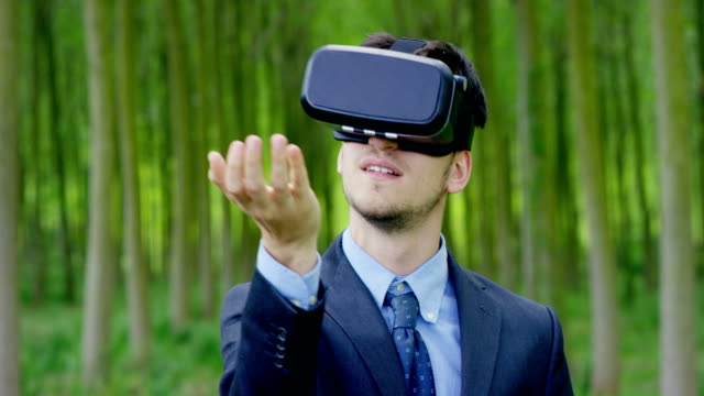 junger-netter-Mann-mit-3D-Realität-im-Leben-mit-Oculus-und-Augmented-Reality-Technologie-mit-Realitätsumsichten.