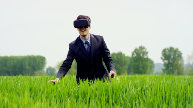 joven-hombre-agradable-utilizando-la-realidad-3d-en-la-vida-con-oculus-y-tecnología-de-realidad-aumentada-con-implementos-de-realidad.