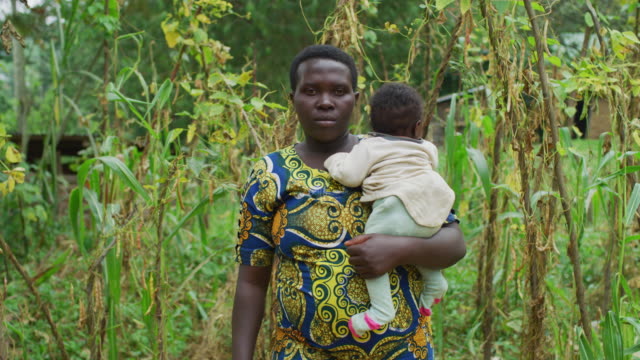 Mujer-africana-sosteniendo-un-bebé