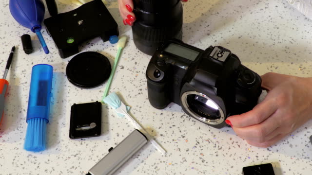 Mujer-fotógrafa-preparando-la-cámara-para-la-limpieza